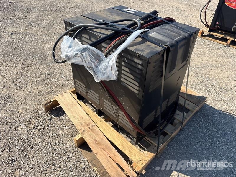 Applied E13-HL-4Y Battery Charger Laturit