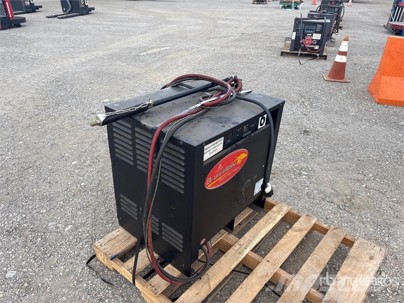 Applied QHC012Q0865X9D Battery Charger Laturit