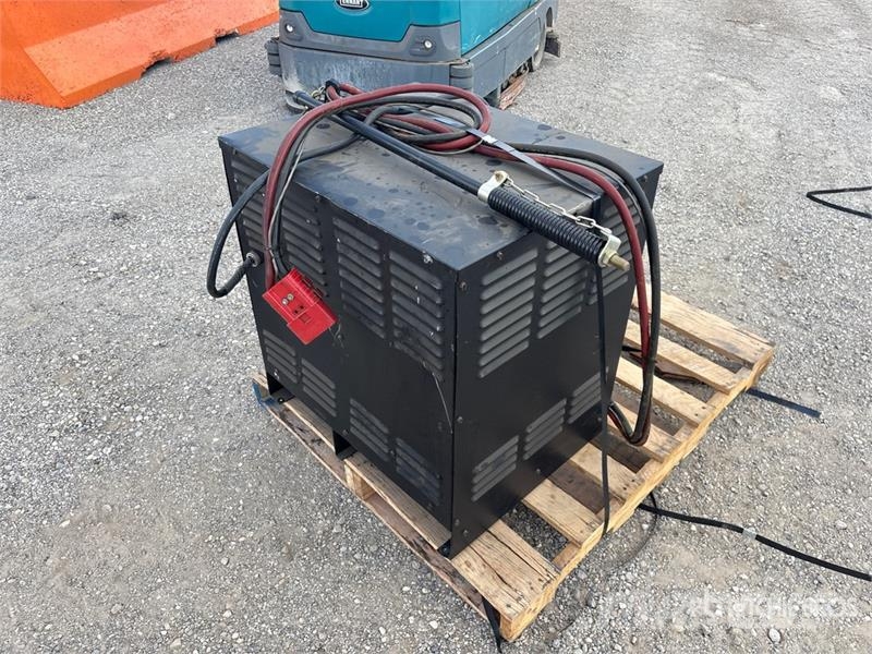 Applied QHC012Q0865X9D Battery Charger Laturit