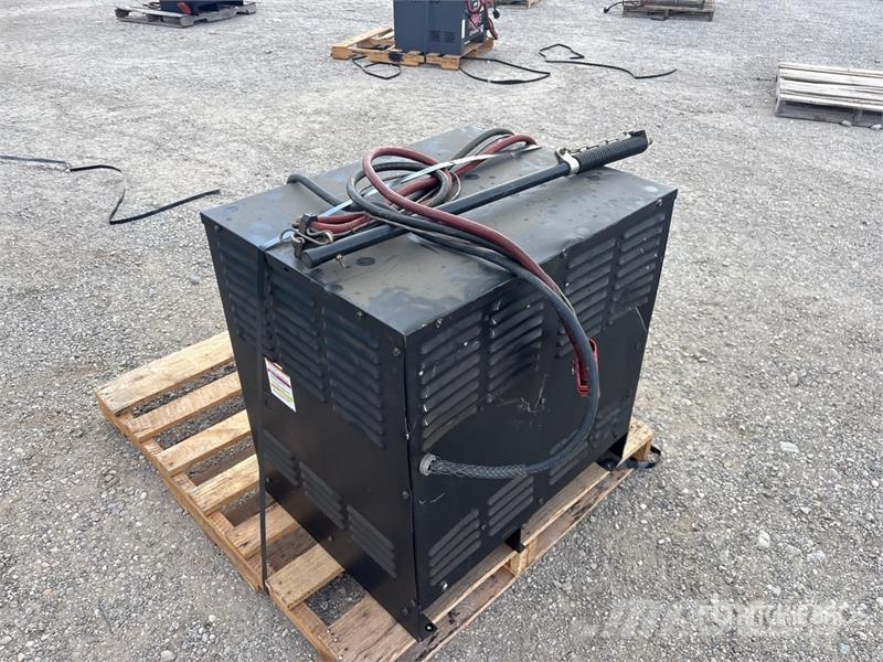 Applied QHC012Q0865X9D Battery Charger Laturit