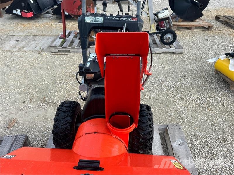 Ariens ST36DLE 36 in Walk-Behind Pneumatic Snow Blower Snežne freze