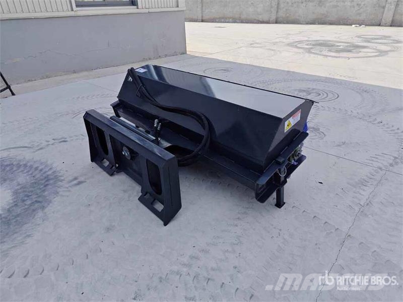 Arteer ASSB-72W 72 in Skid Steer Broom (Unused) Bürsten