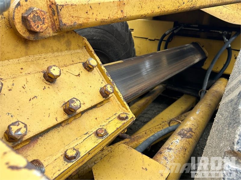 Ashland I-200TS4 4 Tire Hydraulic Pull Scraper Schaktvagnar