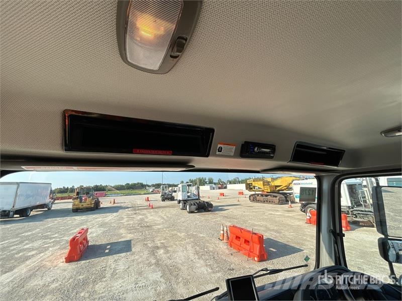 Autocar Eagle on Autocar Xpert Sweeper Truck (Inoperable) Уборочные машины
