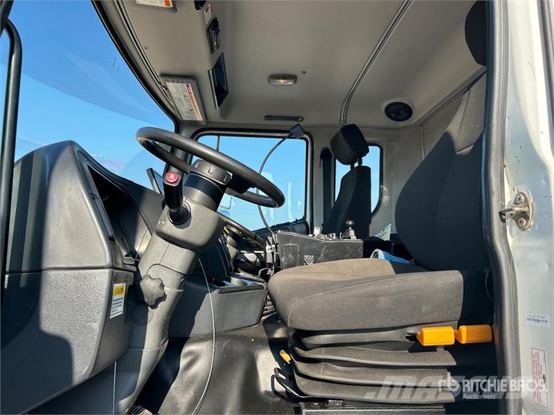 Autocar Eagle on Autocar Xpert Sweeper Truck (Inoperable) Уборочные машины