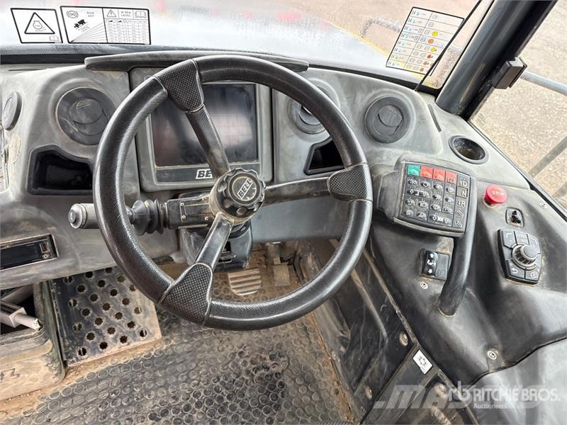 Bell B45E Articulated Dump Truck 鉸接式起吊車