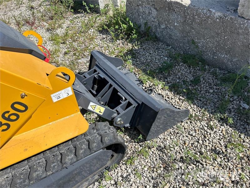  BisonTek BT360 Mini Compact Track Loader (Unused) لوادر انزلاقية التوجيه