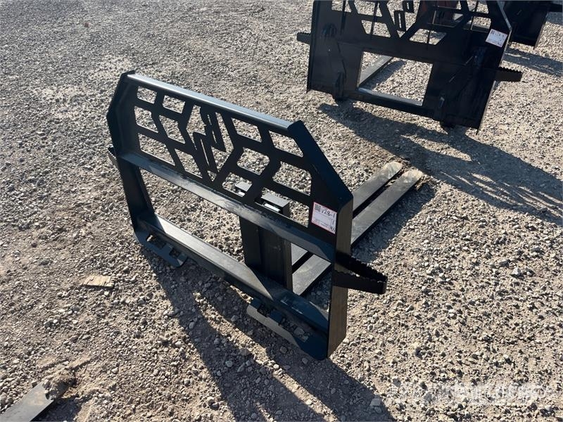Blue Diamond 314004 48 in Skid Steer Forks (Unused) شوكات