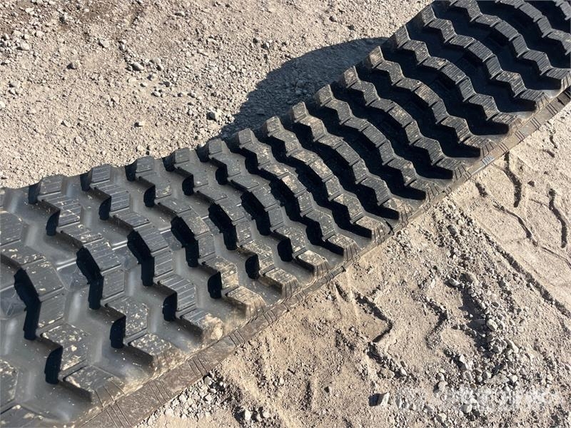 Blue Diamond 400 X 49 Rubber Tracks (Unused) Other components