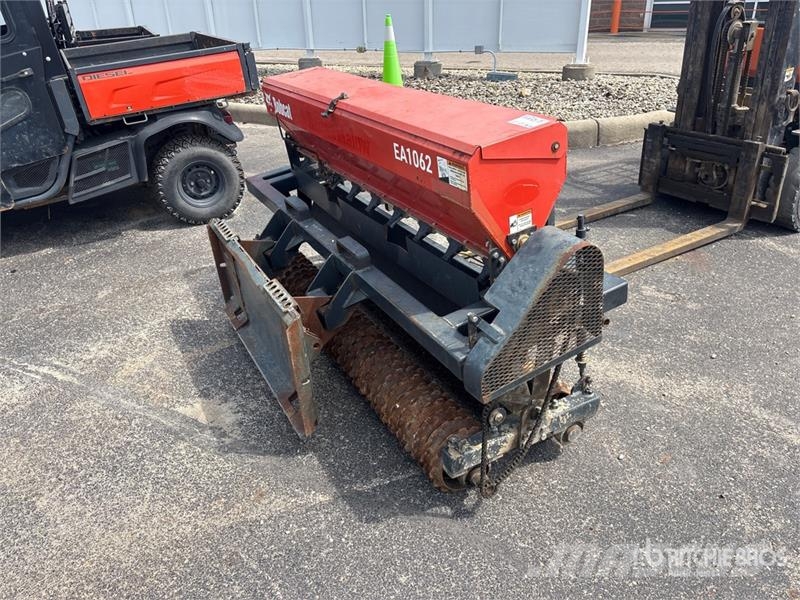 Bobcat 72SDR 72 in Skid Steer Seeder Sorvetőgép