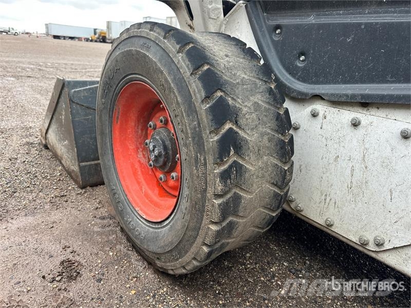 Bobcat S76 All-Wheel Steer Skid Steer Loader Mini Pale Gommate