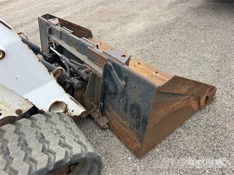 Bobcat T320 لوادر انزلاقية التوجيه