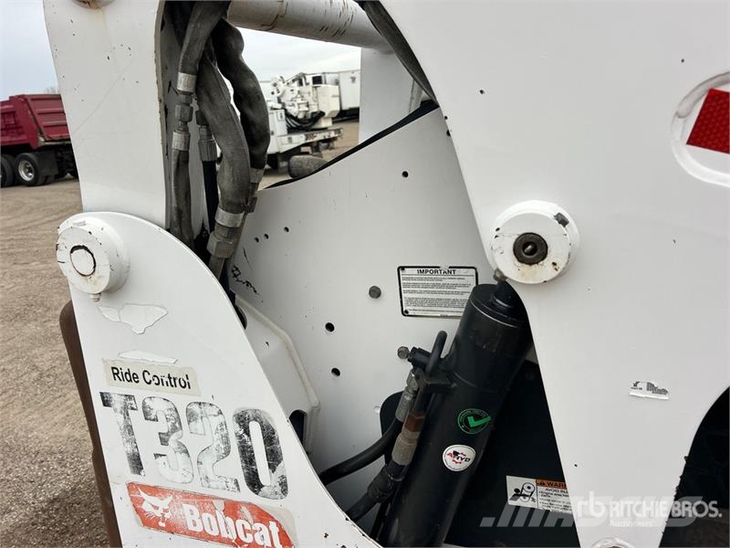 Bobcat T320 لوادر انزلاقية التوجيه