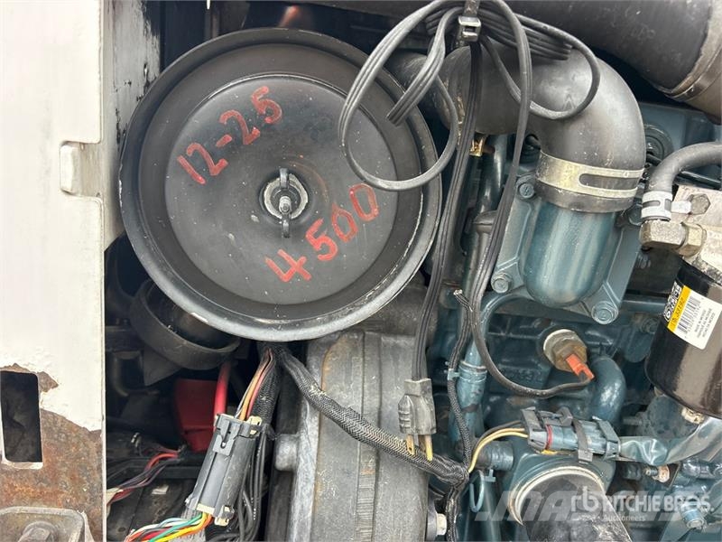 Bobcat T320 لوادر انزلاقية التوجيه