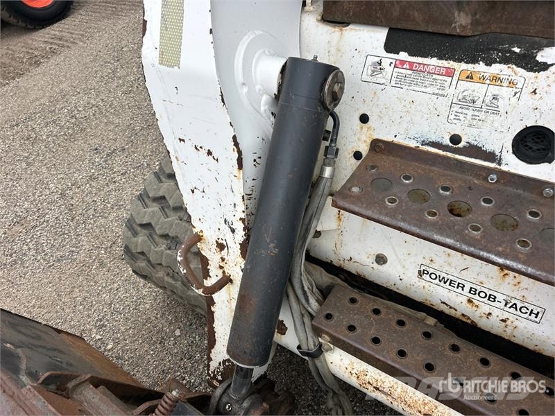 Bobcat T320 لوادر انزلاقية التوجيه
