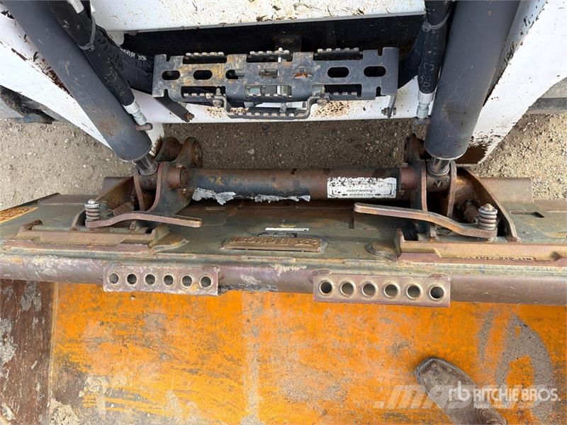 Bobcat T590 Carregadoras de direcção deslizante