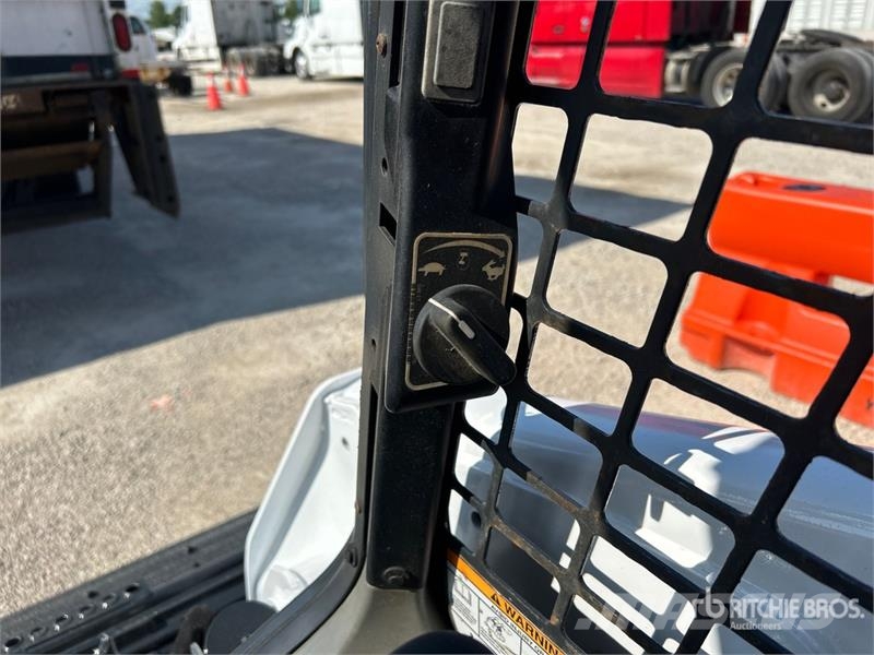 Bobcat T595 Smykem řízené nakladače