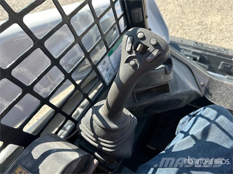 Bobcat T595 Smykem řízené nakladače
