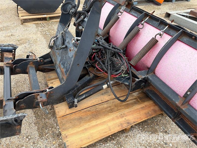 Boss 7 ft 5 in 2 Way Snow Plow Lumiaurat