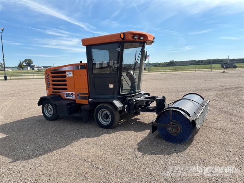 Broce FMJ-470 Self-Propelled Broom Zametacie stroje