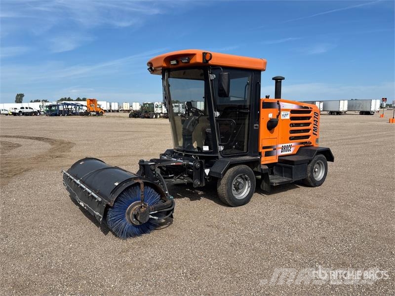 Broce FMJ-470 Self-Propelled Broom Zametacie stroje