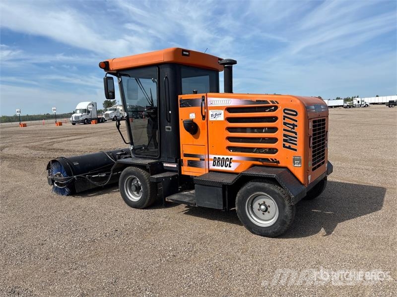 Broce FMJ-470 Self-Propelled Broom Zametacie stroje