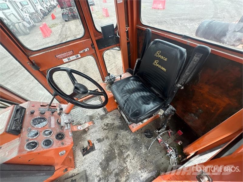 Broce Self-Propelled Broom Lakaisukoneet