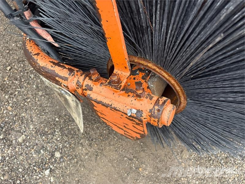Broce Self-Propelled Broom Lakaisukoneet