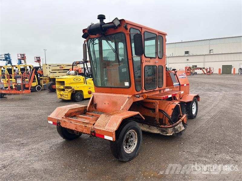 Broce Self-Propelled Broom Lakaisukoneet