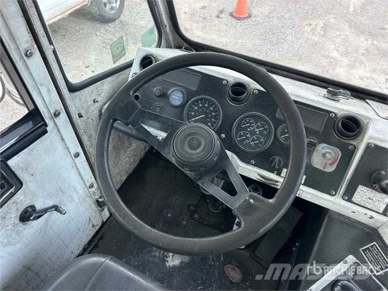 Capacity TJ5000 4x2 Spotter Truck Tractores terminais