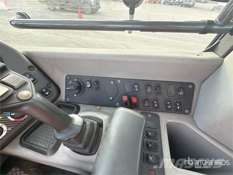 CASE 321F Radlader