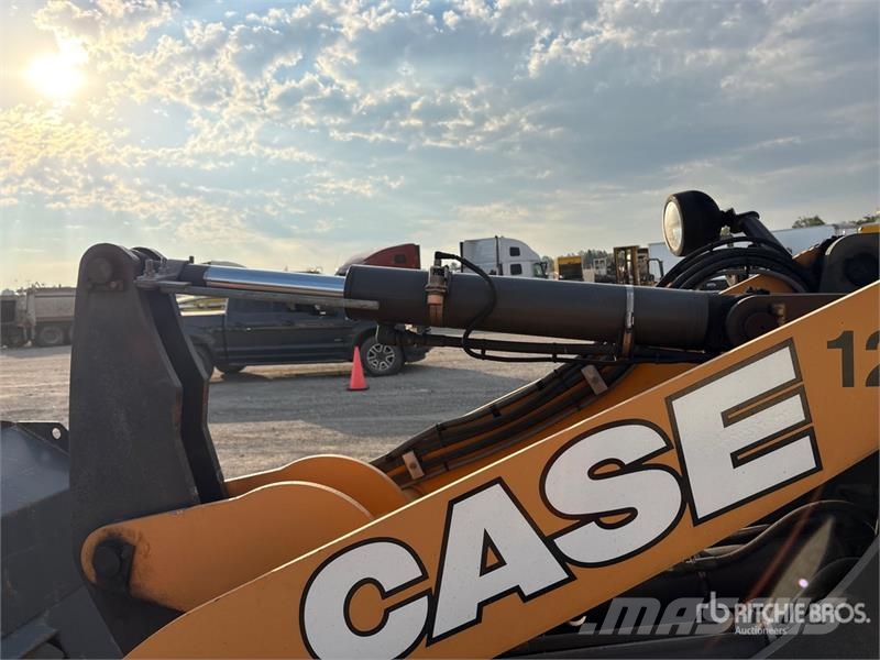 CASE 321F Radlader
