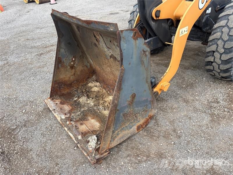 CASE 321F Kolesni nakladalci
