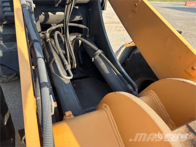 CASE 321F Radlader