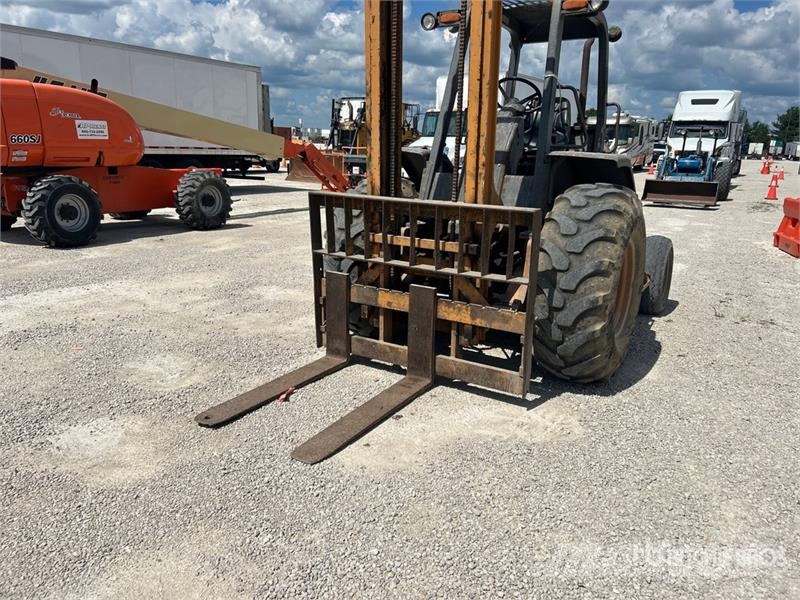 CASE 586G 8000 lb 4x2 Rough Terrain Forklift Rough terrain trucks