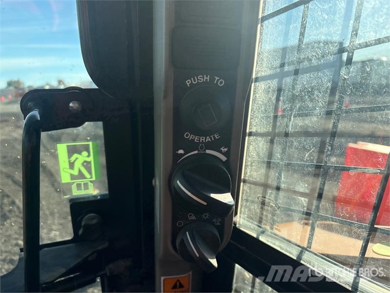 CASE TR270B Lietoti riteņu kompaktiekrāvēji