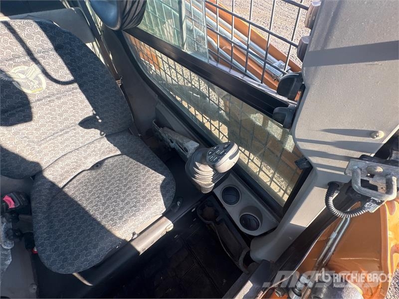 CASE TR270B Lietoti riteņu kompaktiekrāvēji