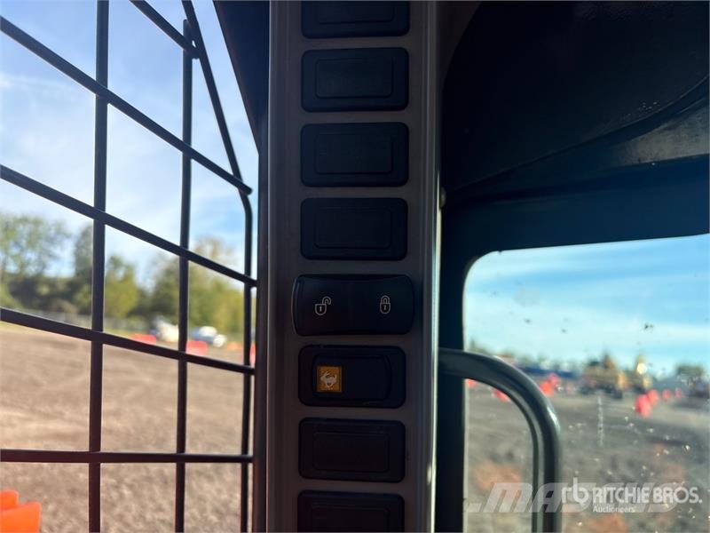 CASE TR270B Lietoti riteņu kompaktiekrāvēji