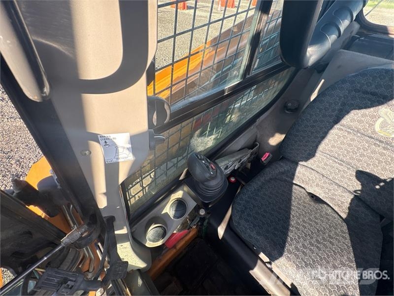 CASE TR270B Lietoti riteņu kompaktiekrāvēji
