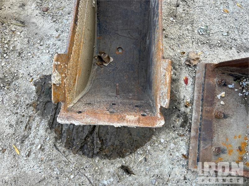 CAT 12 in Cleanup 12 In. Excavator Bucket Buckets