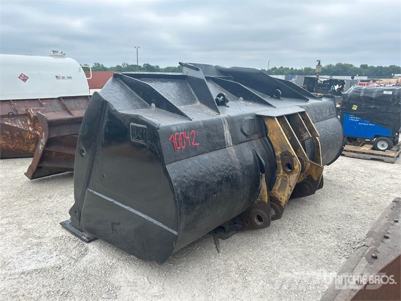 CAT 134 in Wheel Loader Bucket Lopaty