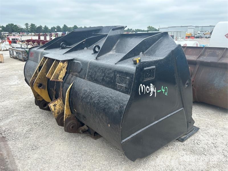 CAT 134 in Wheel Loader Bucket Lopaty