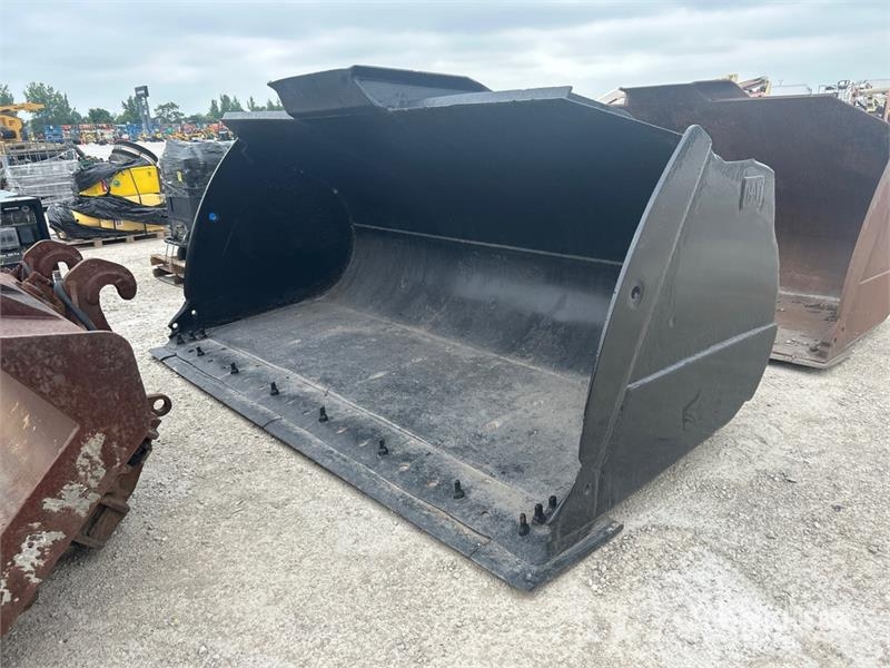 CAT 134 in Wheel Loader Bucket Lopaty