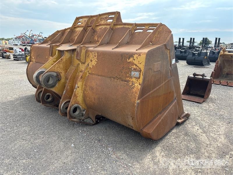 CAT 153 in Wheel Loader Bucket Baldes