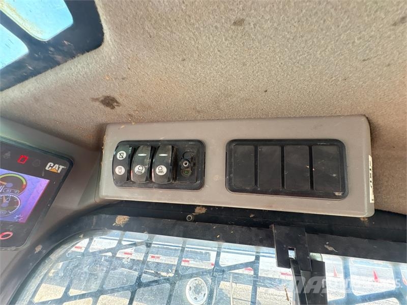 CAT 239D لوادر انزلاقية التوجيه