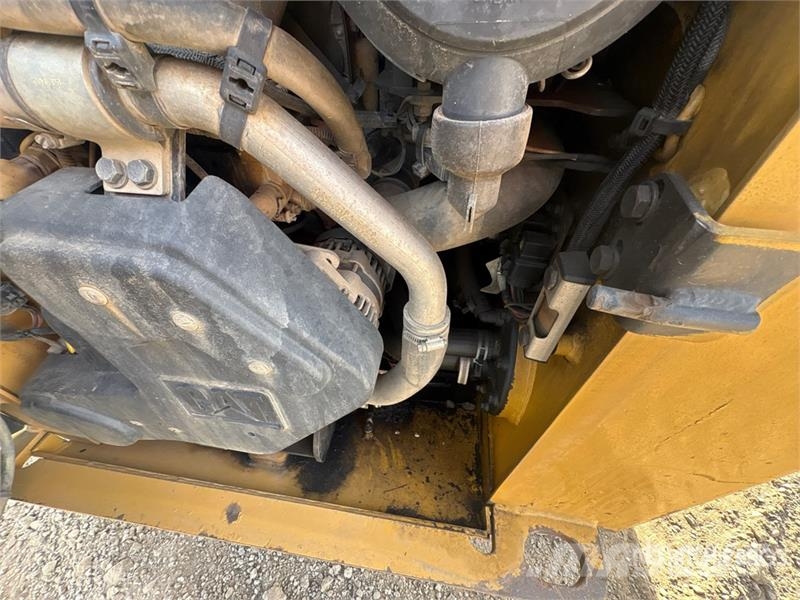 CAT 239D لوادر انزلاقية التوجيه