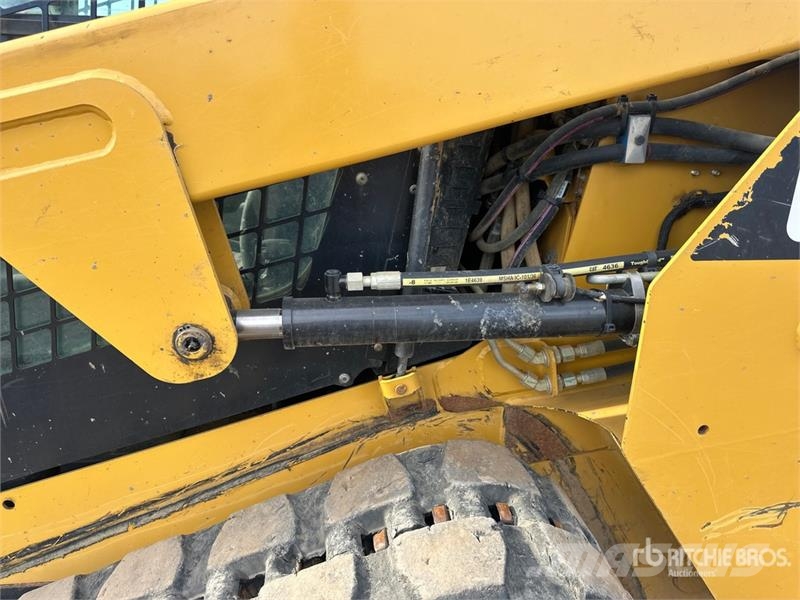 CAT 239D Skid steer mini nakladalci