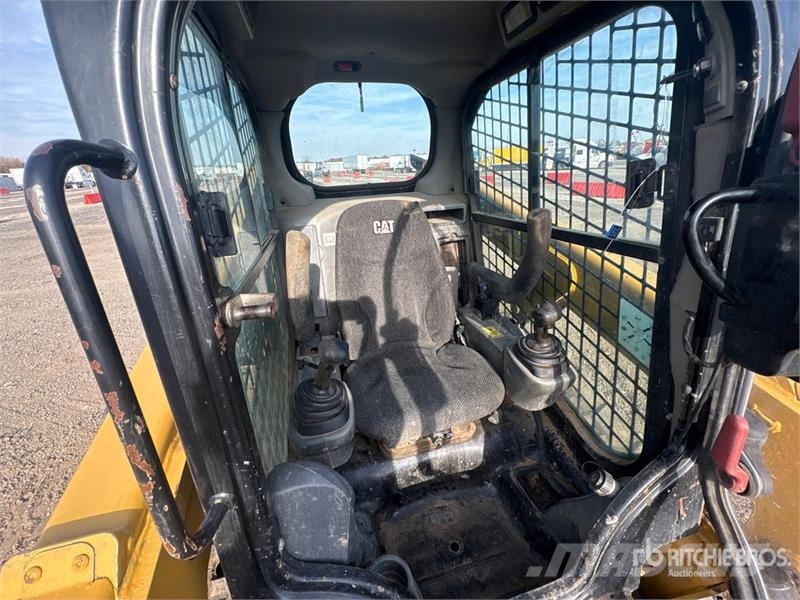 CAT 239D لوادر انزلاقية التوجيه