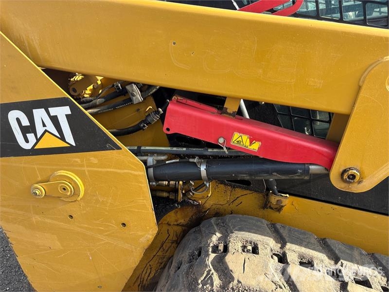 CAT 239D لوادر انزلاقية التوجيه