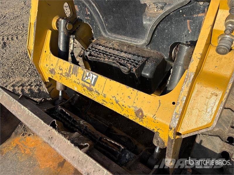CAT 239D لوادر انزلاقية التوجيه